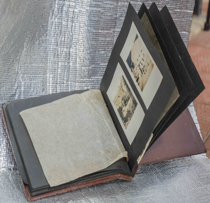 album antiguo con hojas de pergamino